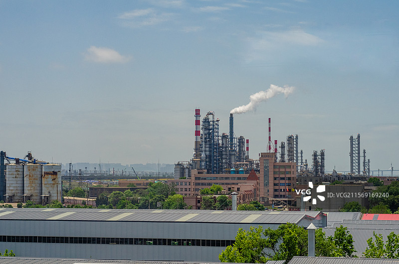 青岛郊区的工厂正在排放废气图片素材