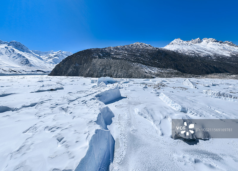 西藏昌都雅隆冰川的冰雪与纹理图片素材