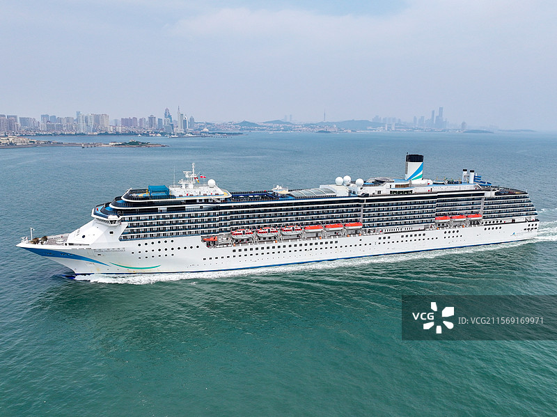 5月22号爱达地中海号邮轮满载游客返回青岛邮轮母港图片素材