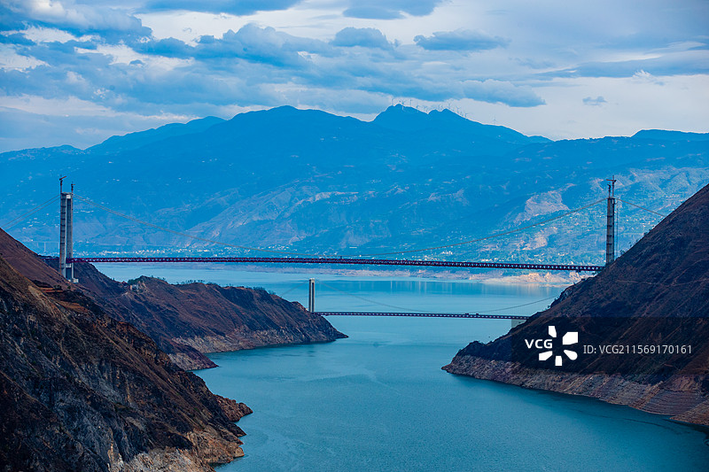 云南省昭通市巧家县白鹤滩金沙江大桥和巧功高速金沙江大桥图片素材