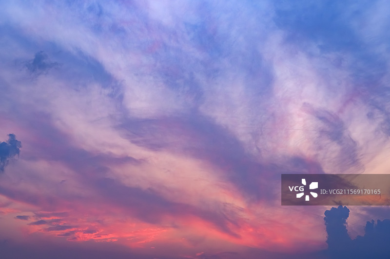 日落黄昏天空中彩色的橙色红色晚霞火烧云图片素材