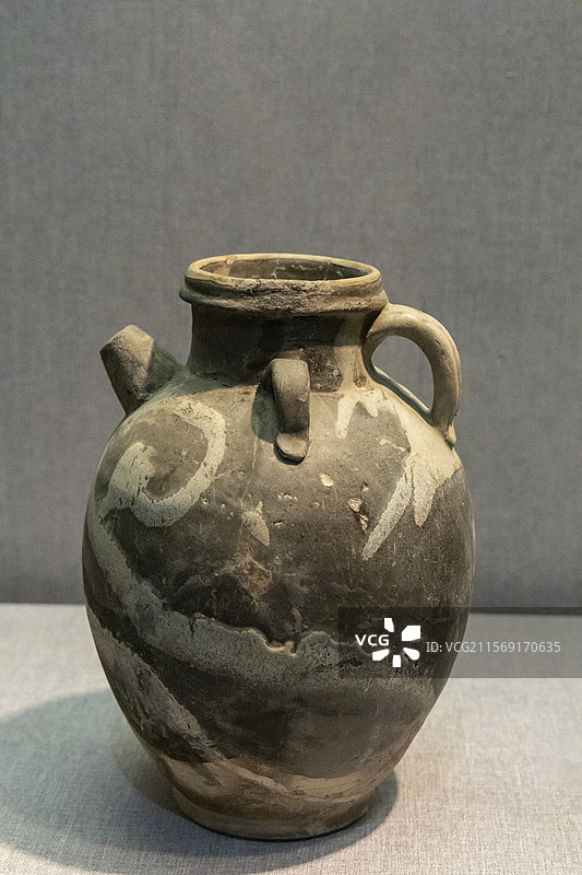 河南省洛阳博物馆“河洛文明展”：黑褐蓝斑瓷执壶（唐代，洛阳博物馆藏）图片素材
