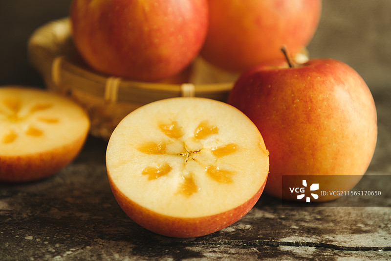 苹果阿克苏苹果冰糖心苹果红苹果水果切片鲜果切冰糖心甜苹果图片素材