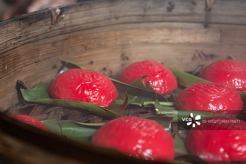 福建省莆田市传统节日美食小吃，蒸煮的莆仙红团图片素材