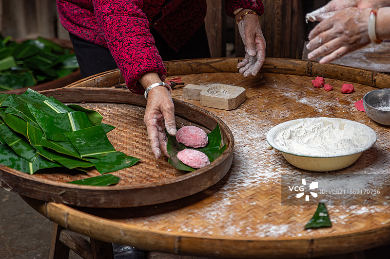 福建省莆田市传统节日小吃红团的制作过程图片素材