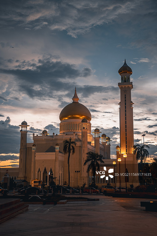 金色穹顶下的宁静：奥玛阿里清真寺图片素材