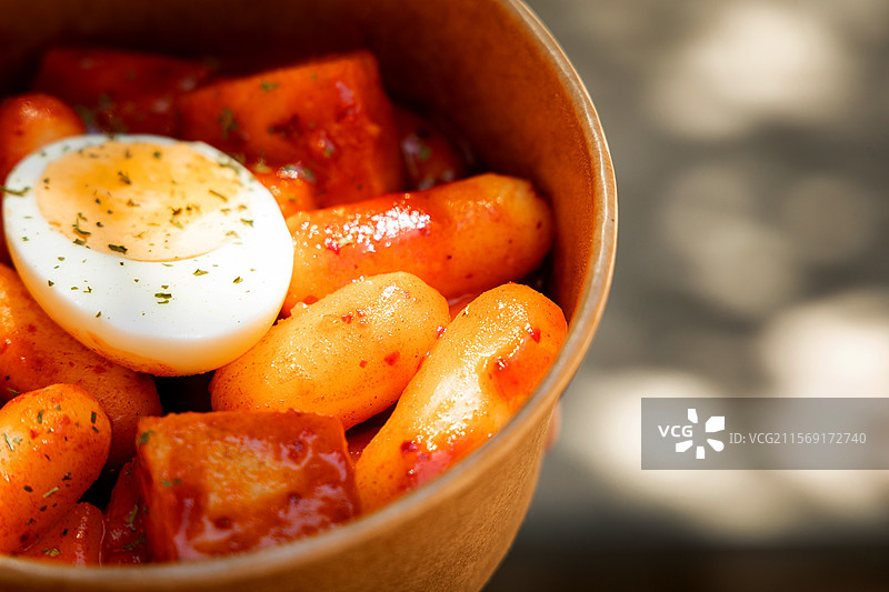 辣芝士年糕芝士年糕年糕糯叽叽韩料韩国料理流心蛋水煮蛋鸡蛋甜辣酱糯叽叽海苔碎鱼饼图片素材