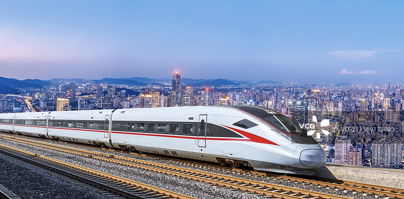 高速列车穿越广州城市天际线图片素材