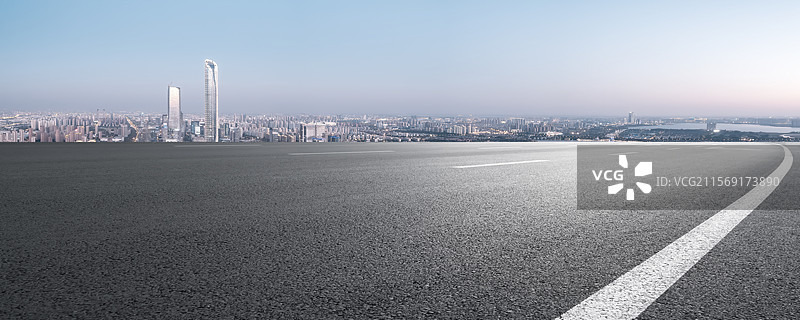 现代城市天际线与空旷道路图片素材