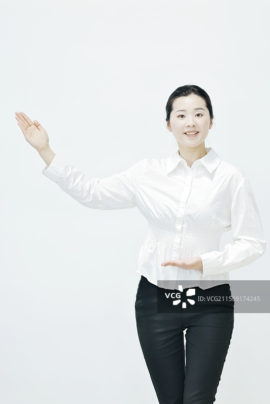 年轻的亚洲青年商务女士身着白色衬衫进行礼仪学习图片素材