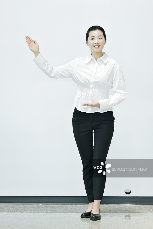 年轻的亚洲青年商务女士身着白色衬衫进行礼仪学习图片素材