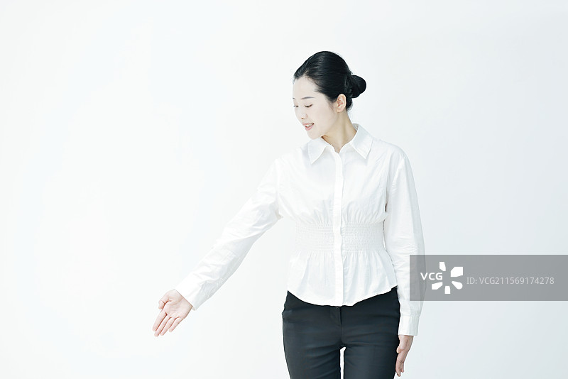 年轻的亚洲青年商务女士身着白色衬衫进行礼仪学习图片素材