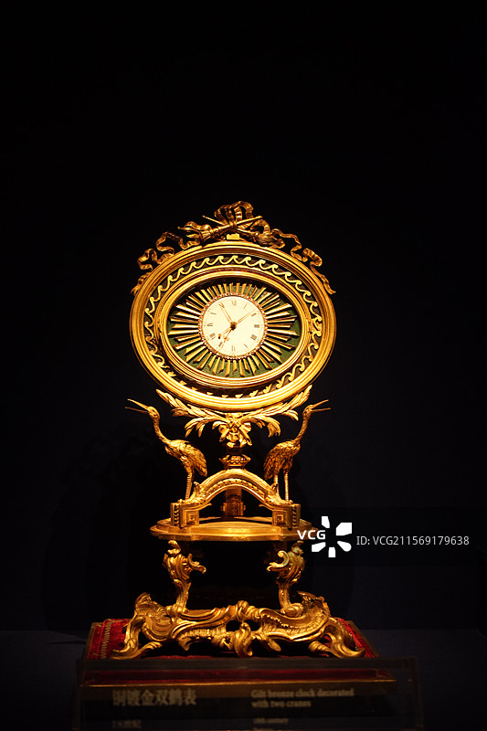 北京故宫博物院钟表馆展品——铜镀金双鹤表图片素材