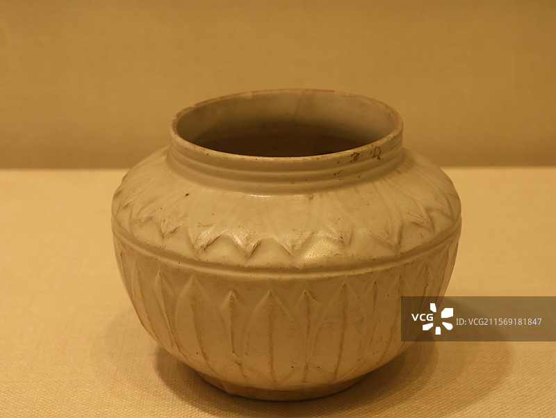 正定博物馆定窑白柚刻莲瓣纹瓷罐图片素材