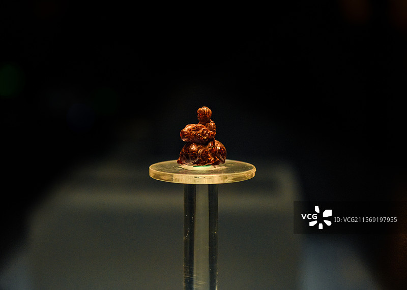 曹魏时期血珀骑羊俑及“白画骑羊儿一”石牌（洛阳博物馆馆藏）图片素材