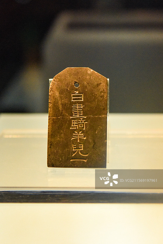 曹魏时期血珀骑羊俑及“白画骑羊儿一”石牌（洛阳博物馆馆藏）图片素材