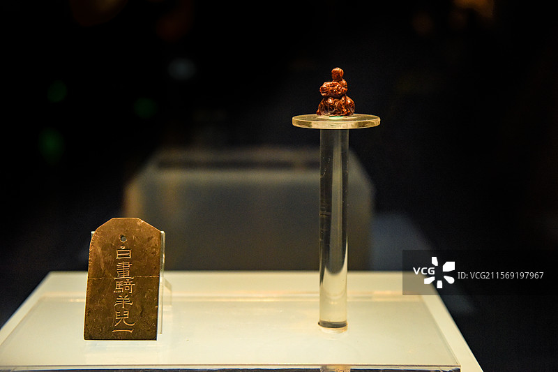 曹魏时期血珀骑羊俑及“白画骑羊儿一”石牌（洛阳博物馆馆藏）图片素材