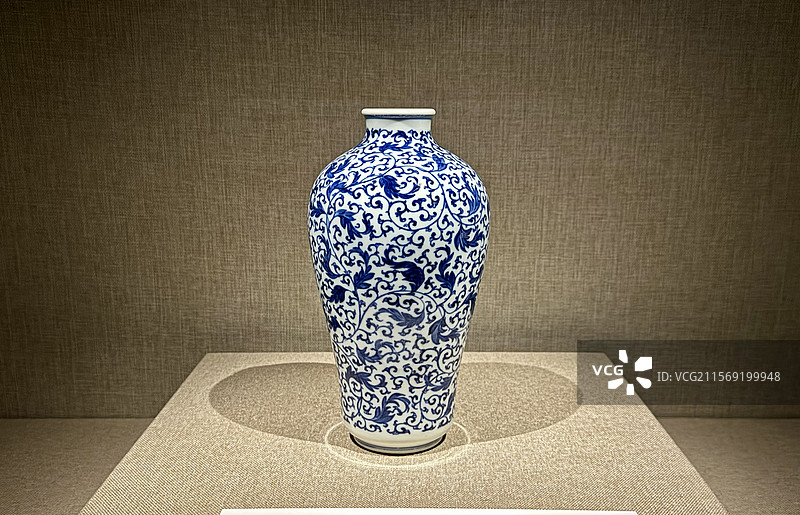 清雍正 青花缠枝卷叶纹梅瓶，上海龙美术馆“天地大观”图片素材