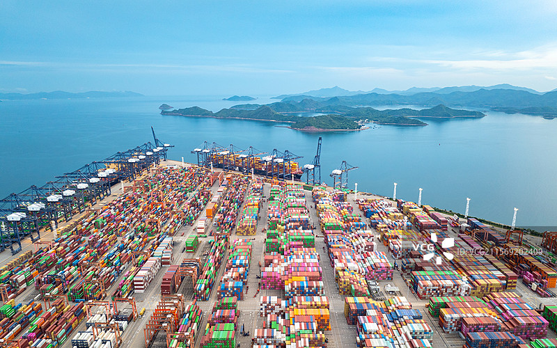航拍日落蓝调时刻的深圳盐田港、起重机、集装箱码头风光图片素材