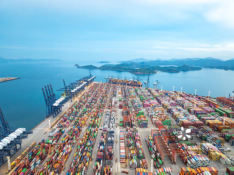 航拍日落蓝调时刻的深圳盐田港、起重机、集装箱码头风光图片素材