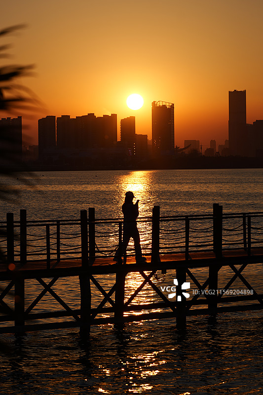 南昌瑶湖的日落剪影图片素材