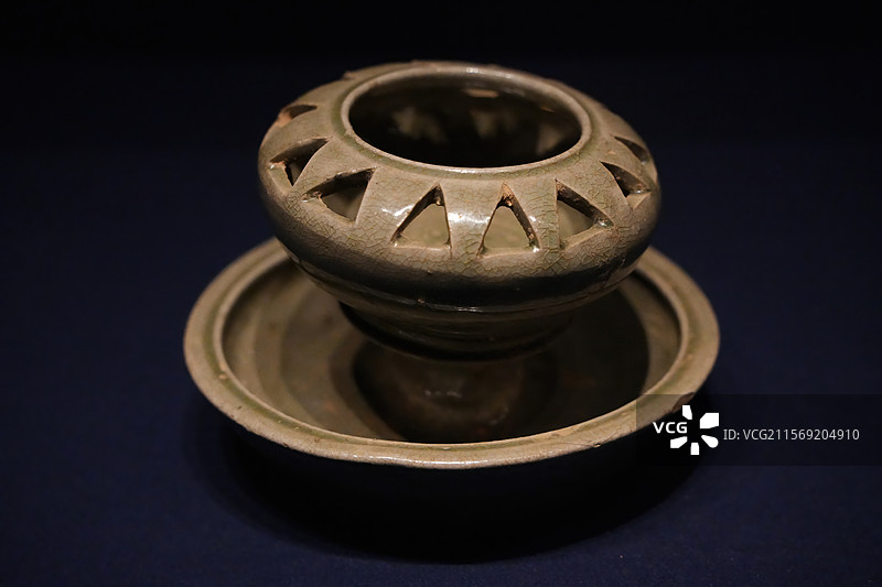 东晋青釉香薰炉图片素材