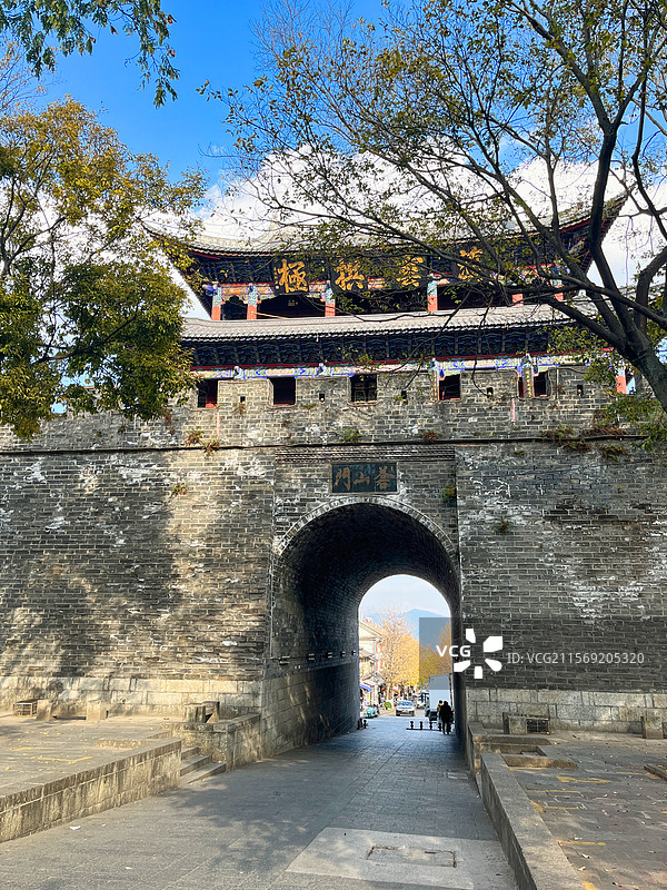 晴天下的大理苍山门图片素材