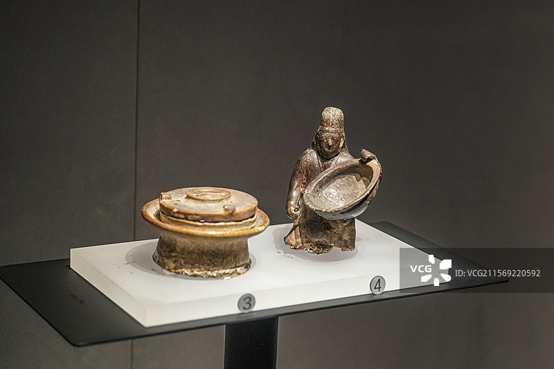 北魏 釉陶执盆俑 大同市博物馆图片素材