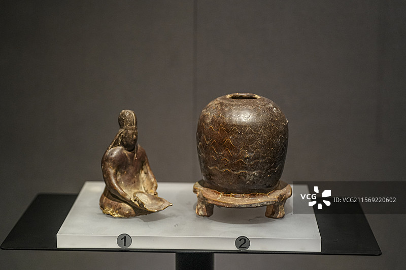 北魏 釉陶执箕俑 大同市博物馆图片素材