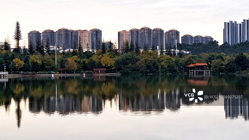 昆明洛龙公园的早晨手机拍晨曦湖水建筑树木倒影图片素材