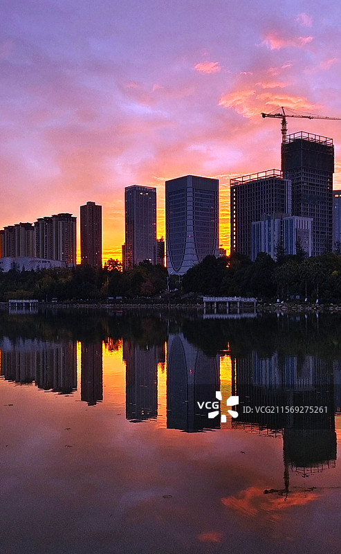 昆明洛龙公园的早晨手机拍晨曦湖水建筑树木倒影图片素材