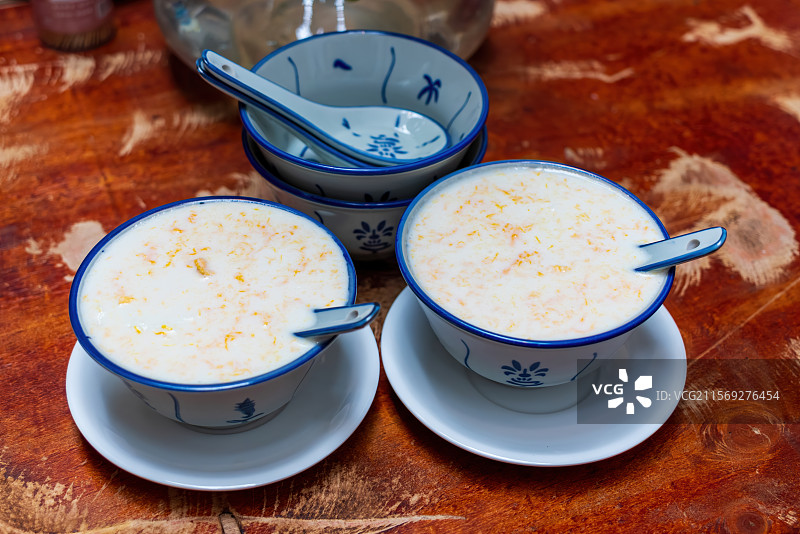 梅州美食鸡蛋煮牛奶和荞粄图片素材