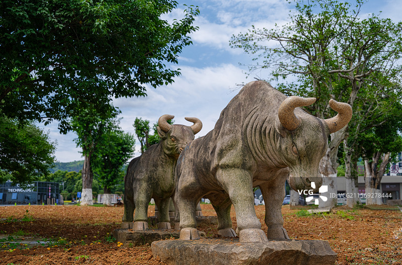 绍兴新昌县丝绸世界旅游区，国礼级丝绸，以非遗之名，铭刻情谊的厚重，始于1912，丝路未央。图片素材