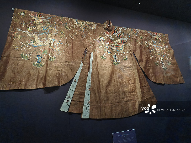 香色芝麻纱绣过肩蟒女长衫图片素材