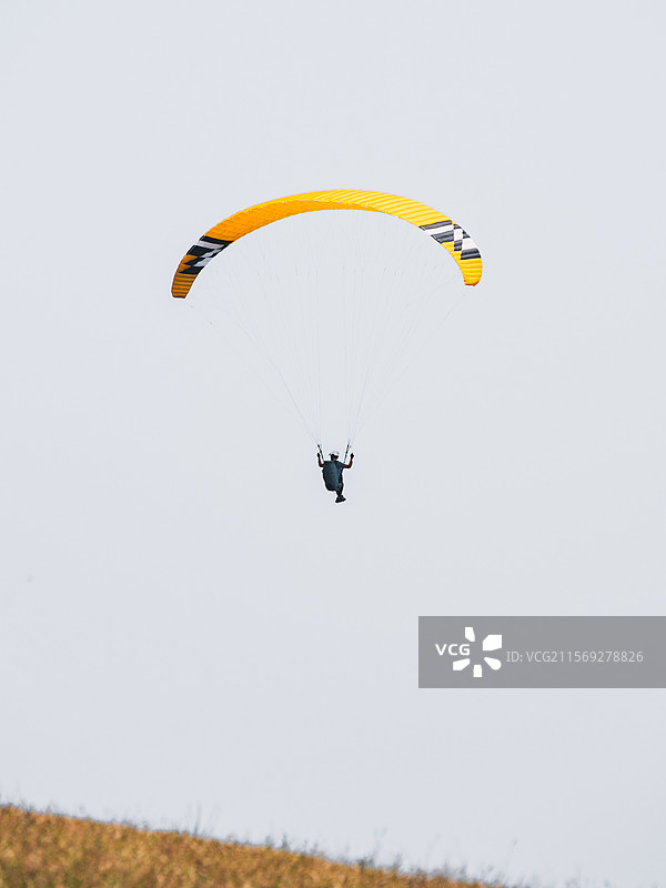 人在空中滑翔伞的低角度视图图片素材