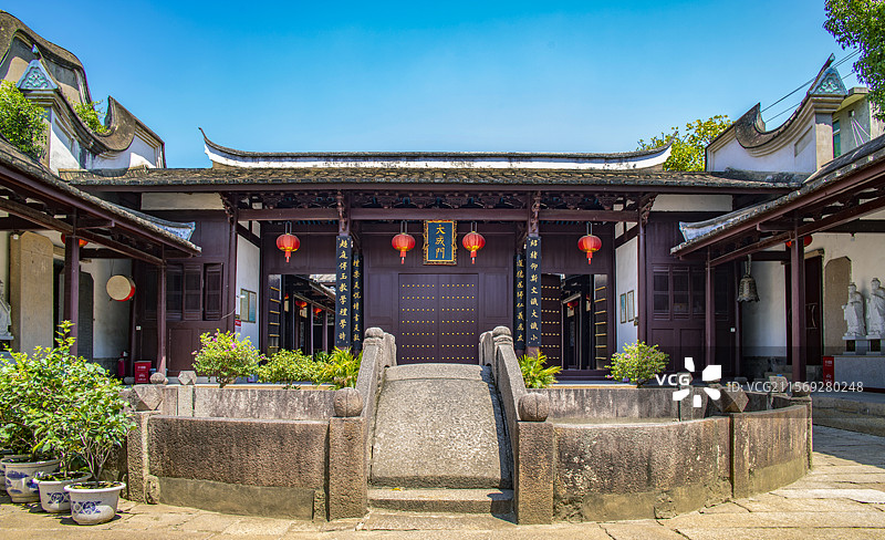 万里无云蓝天下的福州市仓山区螺洲古镇孔庙大成门殿堂前的步云桥图片素材