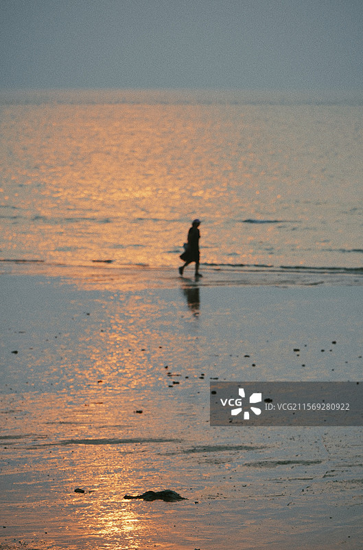 广西北海涠洲岛石螺口沙滩的晚霞和波光粼粼图片素材