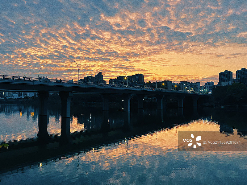 赣州章贡区西河大桥的日落晚霞图片素材