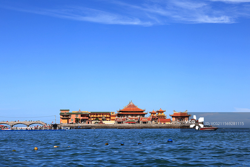 福建泉州，蓝天白云下的石狮黄金海岸洛伽寺图片素材