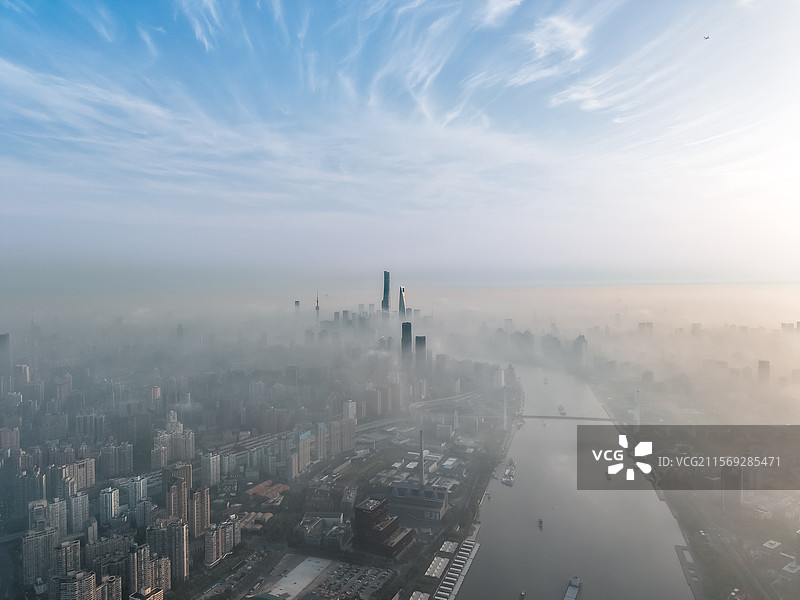 航拍上海平流雾陆家嘴三件套城市天际线图片素材