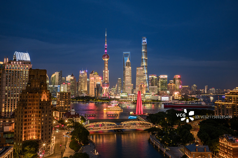 上海苏州河外滩远看陆家嘴夜景航拍照片图片素材