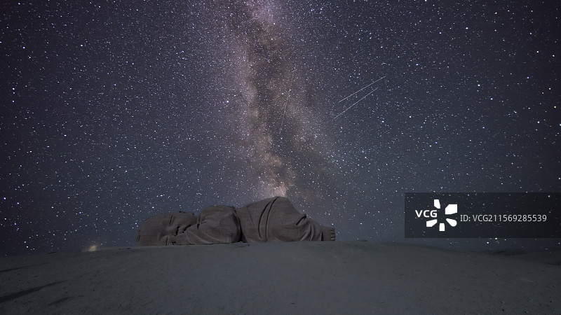 银河下的大地之子图片素材