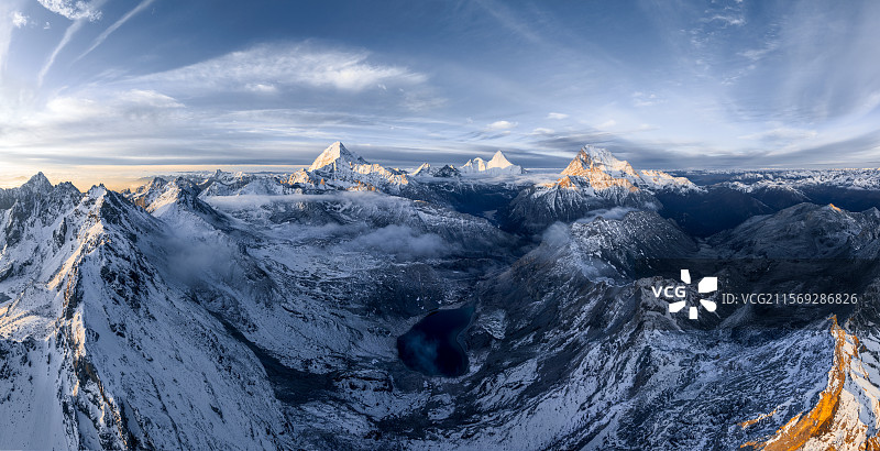 清晨的稻城亚丁仙乃日央迈勇夏诺多吉三神山日照金山航拍图片素材