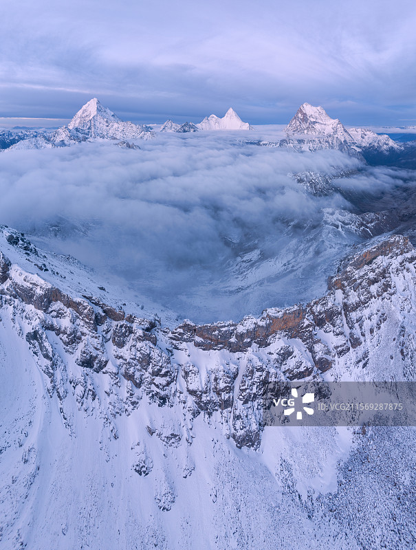 清晨蓝调时分稻城亚丁仙乃日央迈勇夏诺多吉三神山航拍图片素材