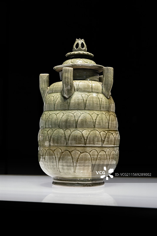 上海博物馆东馆中国古代陶瓷馆青釉刻花缠枝花卉纹五管盖罐 宋 龙泉窑图片素材