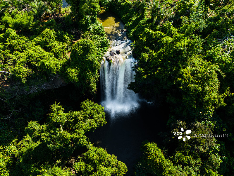 慢速航拍海南临高的古银瀑布景观图片素材