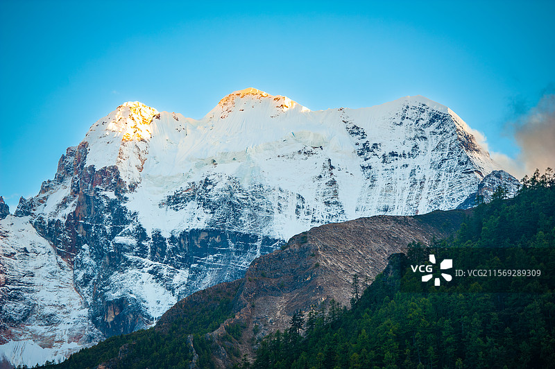 中国四川省稻城亚丁仙乃日神山图片素材