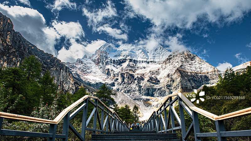 中国四川省稻城亚丁仙乃日神山图片素材
