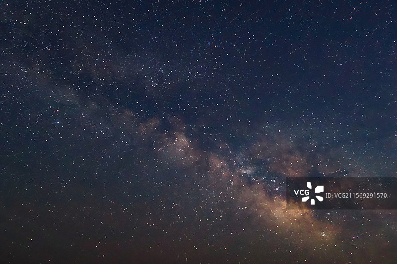 璀璨星河下的宇宙之美图片素材