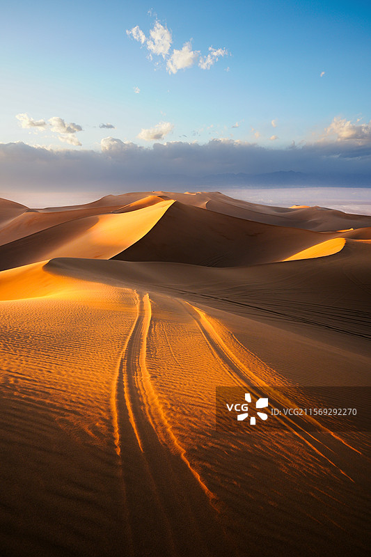 库木塔格沙漠的线条美图片素材
